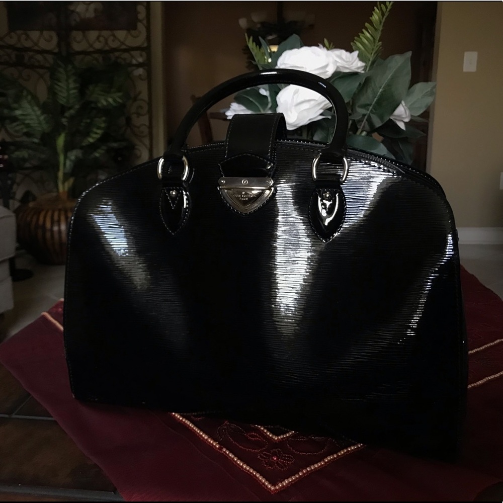 LV rounded attaché black epi leather satchel